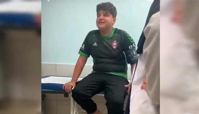 بيتكلم بالصفارة.. طفل لبناني يشعل الإنترنت بعدما ابتلع "زمارة" (فيديو)