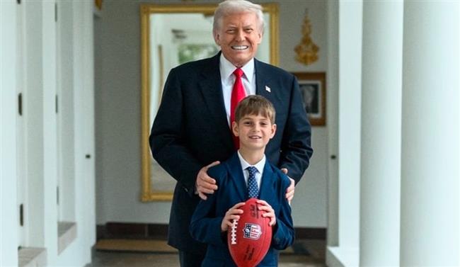 بالصور.. ترامب يلعب كرة القدم مع حفيده في البيت الأبيض