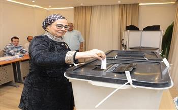 المستشارة أمل عمار تدلي بصوتها  في المرحلة الثانية من انتخابات مجلس النواب 2025