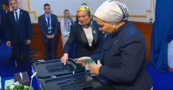 السيدة انتصار السيسي تدلي بصوتها في انتخابات مجلس النواب