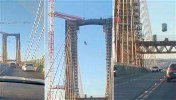 فيديو.. مرحاض طائر يسقط فوق طريق مزدحم في إسبانيا