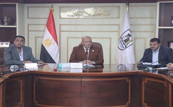 السكرتير العام لبني سويف يناقش عددًا من الموضوعات خلال الاجتماع الدوري لمجلس إدارة مشروع المواقف