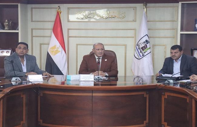 السكرتير العام لبني سويف يناقش عددًا من الموضوعات خلال الاجتماع الدوري لمجلس إدارة مشروع المواقف