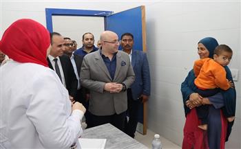 محافظ بني سويف يطمئن على صحة رضيعة مصابة بنقص هرمون الغدة الدرقية 