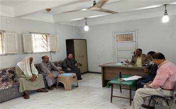 رئيس سمسطا ببني سويف يبحث مطالب الأهالي ويتابع مشروعات الصرف والإنارة وإزالة التعديات