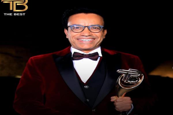 سامح حسين يحتفل بحصوله على جائزة The Best