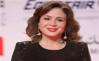 إلهام شاهين تشارك جمهورها استعداداتها لمهرجان شرم الشيخ الدولي لمسرح الشباب