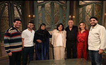 إسعاد يونس تشارك جمهورها صورًا من كواليس حلقة أبطال "ولد وبنت وشايب"