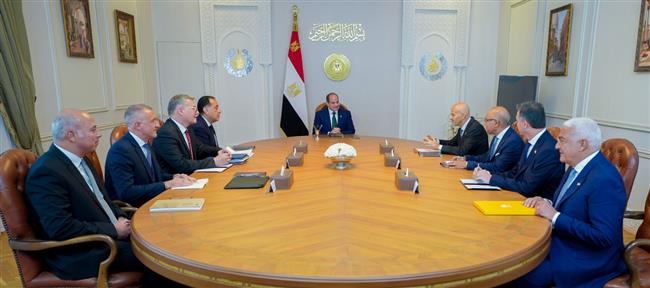 الرئيس  السيسي يبحث مع رئيس "إيني" ضخ استثمارات بقيمة 8 مليارات دولار في مصر 