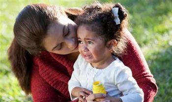 إياكِ أن تقولي لطفلك "لا تبكي".. دراسة تحذر