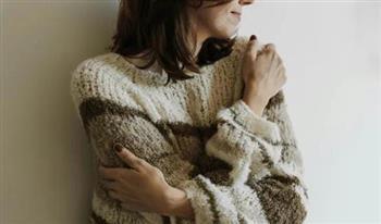 في الشتاء.. نصائح عملية للحفاظ على دفء السترات الصوفية وتجديدها 