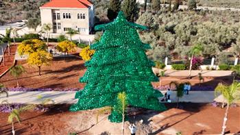 لبنانية تدخل جينيس بأكبر شجرة أرز من العبوات البلاستيكية