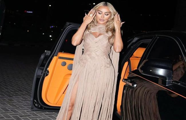 مايا دياب بفستان تل أنيق في احدث ظهور