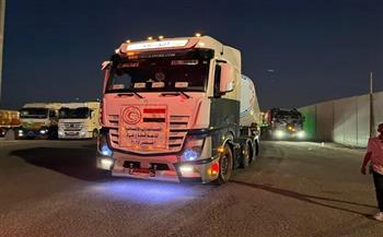 قافلة «زاد العزة» الـ80 تدخل إلى الفلسطينيين بقطاع غزة