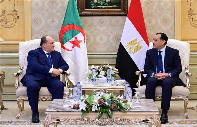 رئيس الوزراء يستقبل الوزير الأول للجمهورية الجزائرية بمطار القاهرة الدولي