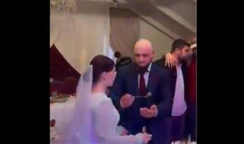 عروس تنفعل على عريسها بسبب ما فعله مع والدته في حفل زفافهما (فيديو)