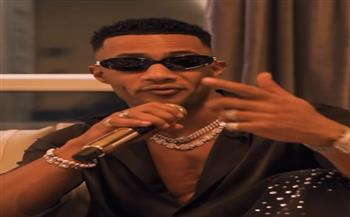 بسماعة وهاتف ذهب عيار 24.. محمد رمضان يستعرض أبرز هداياه