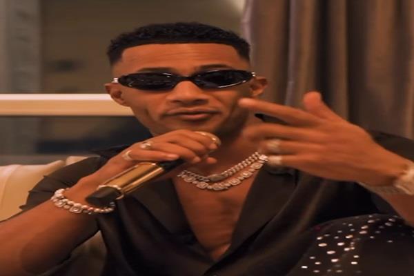 بسماعة وهاتف ذهب عيار 24.. محمد رمضان يستعرض أبرز هداياه