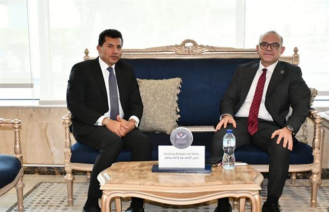 وزير الشباب ورئيس الرقابة المالية يكرمان الفائزين بمبادرة "Y-Champions" لتعزيز الوعي المالي