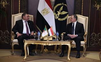 وزير الداخلية يستقبل نظيره الجزائري لبحث سبل التعاون المشترك