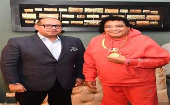 الكينج سفيرًا للجنة الأولمبية.. ياسر إدريس يهدى محمد منير قلادة العظماءا صور 