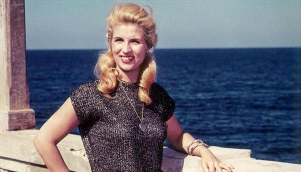 في الذكرى الـ11 لرحيل الشحرورة.. لماذا تغيّبت هويدا عن جنازة والدتها صباح؟