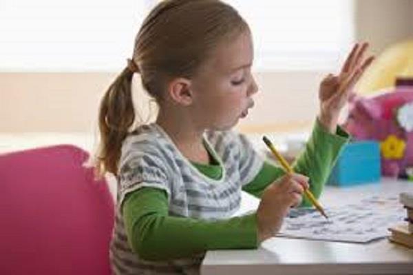 دراسة تؤكد: العد على الأصابع وسيلة فعالة لتعليم صغيرك الحساب