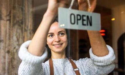 للمرأة العاملة.. خطوات لبدء مشروع صغير بجانب وظيفتك 