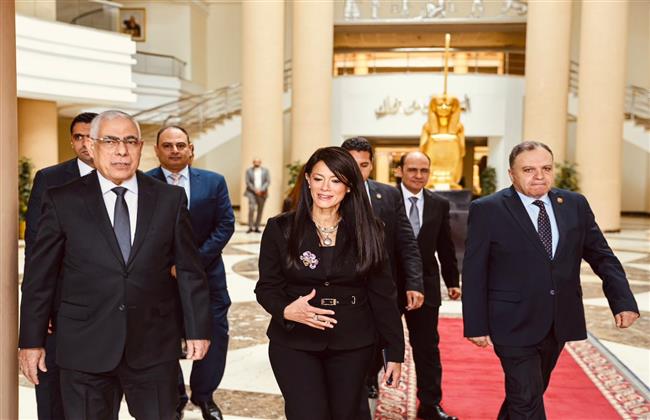 وزيرة التخطيط والنائب العام يشهدان تسليم 17 مركزًا تكنولوجيًا متنقلًا للنيابة العامة لتقديم الخدمات الإلكتروني