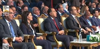 رئيس الوزراء يشاهد فيديو تسجيلي عن إنجازات مشروع التأمين الصحي بمختلف المحافظات