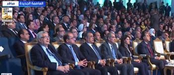 رئيس الوزراء يستمع لشرح لمنظومة تطبيق التأمين الصحي من المشرف العام على المشروع