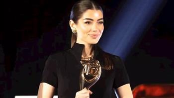 ليلى أحمد زاهر تتوج بجائزة أفضل ممثلة شابة من «The Best»