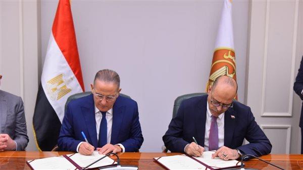 وزارة العمل والاتحاد المصري للغرف السياحية يوقعان بروتوكولًا لتنظيم تصاريح عمل الأجانب بالمنشآت السياحية