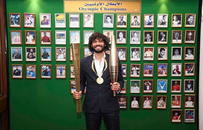 ياسر إدريس يعلن اختيار النني سفيرا للجنة الأولمبية ويهديه القلادة الذهبية| صور  