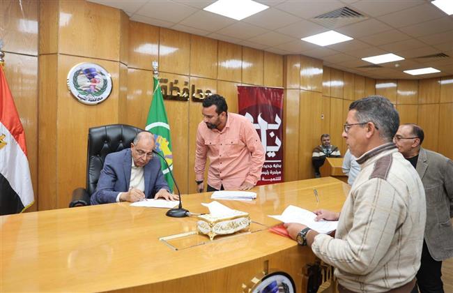 محافظ المنيا يستمع لمواطني عزبة شاهين حي غرب ويوجه بحلول فورية لعدد من الشكاوى