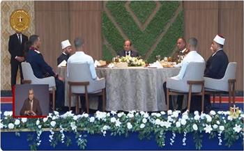 الرئيس السيسي: التعليم في الكليات العسكرية مختلف تمامًا.. و«مش هندخل تليفونات هناك»