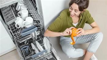 قشر البرتقال.. وصفة سحرية ومنعشة لإزالة الروائح من غسالة الأطباق