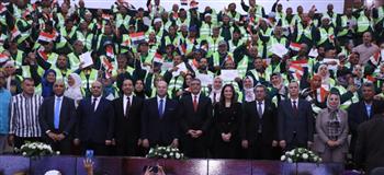 محافظ الجيزة يكرّم 170 عامل نظافة من المشاركين في أعمال التجميل بمحيط المتحف المصري الكبير