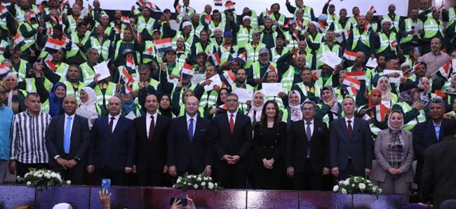 محافظ الجيزة يكرّم 170 عامل نظافة من المشاركين في أعمال التجميل بمحيط المتحف المصري الكبير