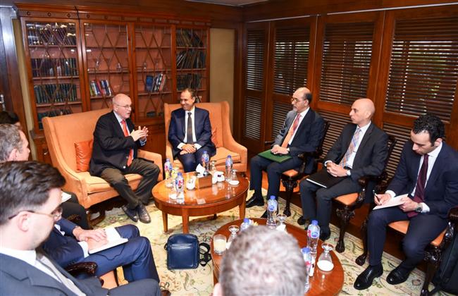 وزير الخارجية يلتقى البروفيسور الألماني فولكر كاودر بجامعة مدينة جيسن الألمانية