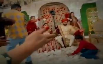 فيديو.. عريس عصبي يفقد أعصابه ويصفع طفلاً أزعجه بحفل زفافه