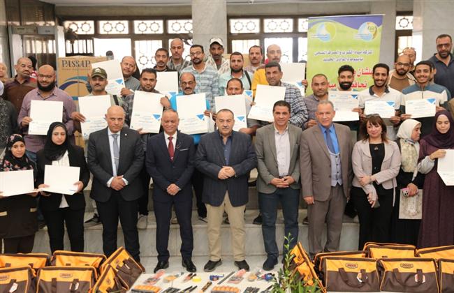 لتمكينهم في الحرف اليدوية.. محافظ أسيوط يسلم حقائب السباكة الخفيفة لـ70 متدربًا
