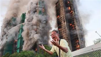 رجال الإطفاء يواصلون محاولاتهم للسيطرة على حريق المبنى السكني في هونج كونج