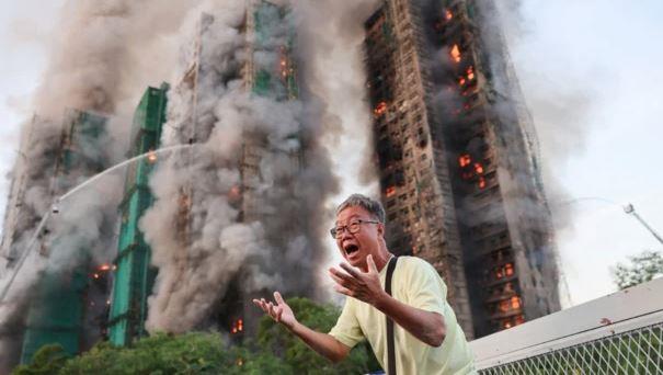 رجال الإطفاء يواصلون محاولاتهم للسيطرة على حريق المبنى السكني في هونج كونج