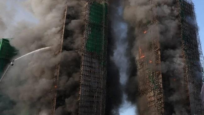 سلطات هونج كونج تبدأ التحقيق في ملابسات حريق برج سكني