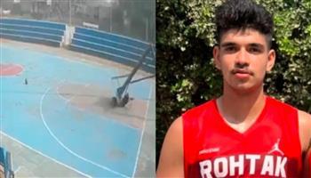 فيديو.. لاعب يفقد حياته بسبب محاولة لتسلق عمود كرة السلة