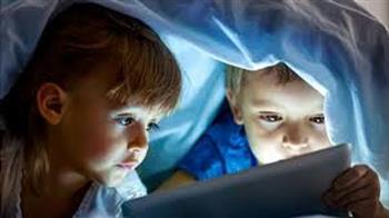 دراسة تؤكد: الإفراط في وقت الشاشة يبطئ نضج دماغ طفلك ويزيد نقص انتباهه