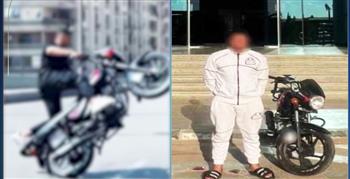 ضبط قائد دراجة نارية لتأديته حركات استعراضية في الجيزة