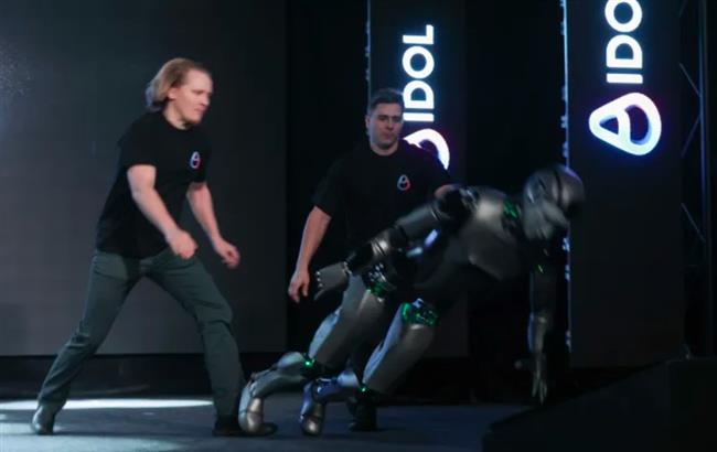  أثناء تقديمه رسميًا.. روبوت على شكل إنسان يسقط على وجهه أمام الجمهور 