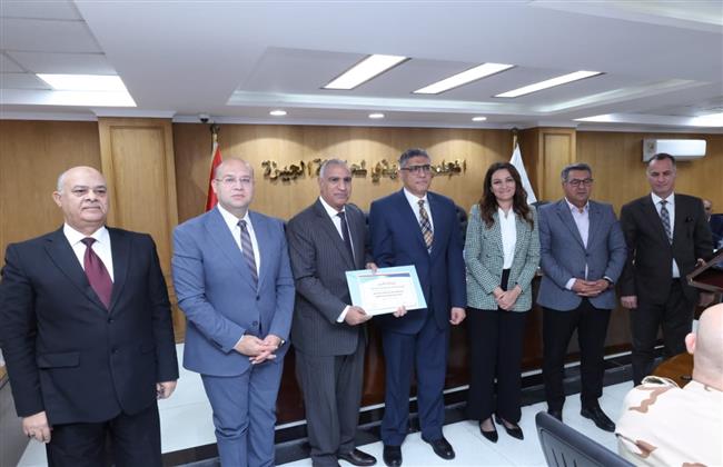 محافظ الجيزة يكرّم المهندس منصور بدوي تقديرًا لمساهماته في تطوير منظومة مياه الشرب والصرف الصحي بالمحافظة